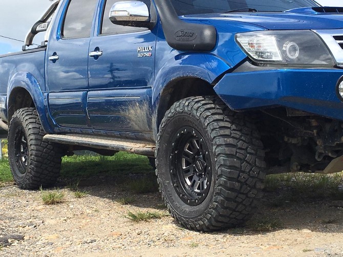 2014 Toyota Hilux Limited BFGoodrich Mud-Terrain T/A KM3 33/12.50R17 (3478)