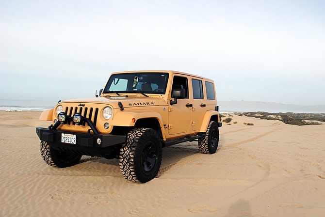 2014 Jeep Wrangler Unlimited Sahara Goodyear Wrangler DuraTrac 285/70R17 (1728)