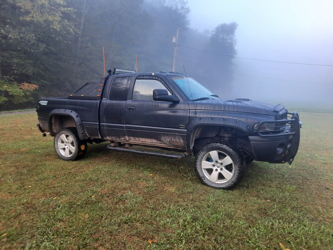 2001 Dodge Ram 1500 QuadCab 4wd Maxxis RAZR AT 35/12.50R20 (8593)