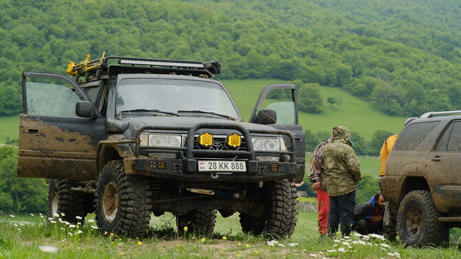 1997 Toyota Land Cruiser Base Model Maxxis Trepador 37/12.50R16 (8467)