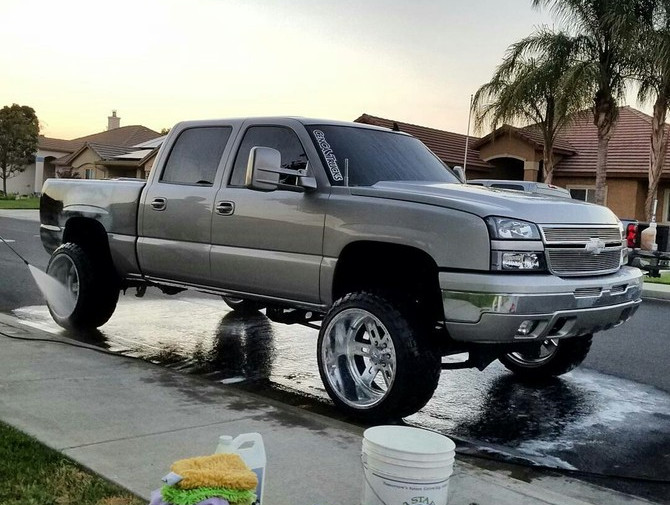 2006 Chevrolet Silverado K1500 Crew Cab Fuel Gripper M/T 33/12.50R22 (1976)