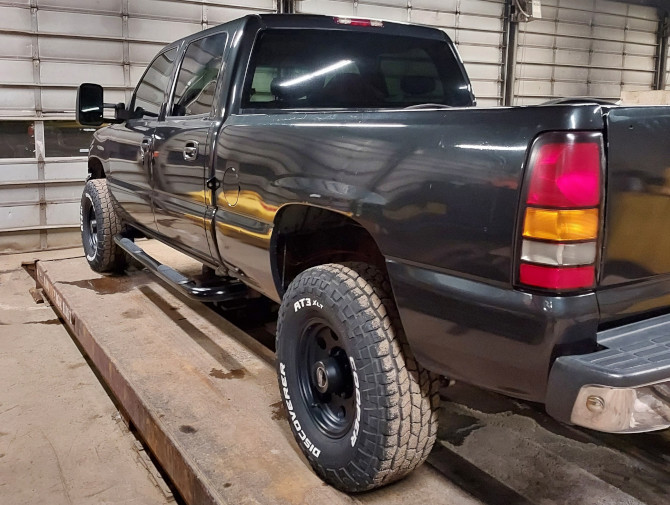 2005 GMC Sierra 2500 Heavy Duty 4wd Crew Cab Cooper Discoverer AT3 XLT 285/75R16 (8511)