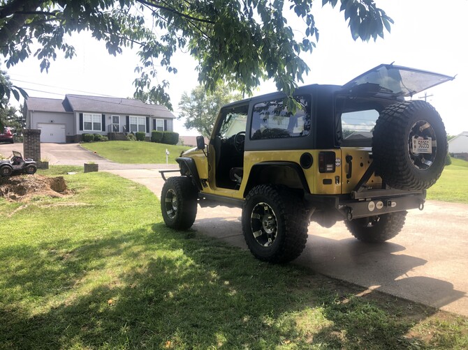 2008 Jeep Wrangler Rubicon BFGoodrich Mud-Terrain T/A KM3 35/12.50R17 (8484)