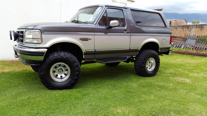 Santiago's 1994 Ford Bronco Base Model with 35X12.50R15 Kumho Road Ven...