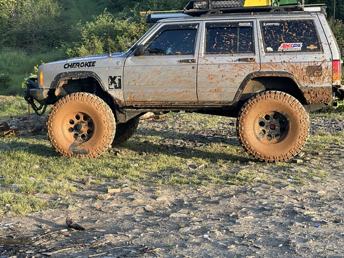 2000 Jeep Cherokee Sport Mickey Thompson Baja Legend MTZ 37/12.50R17 (8681)