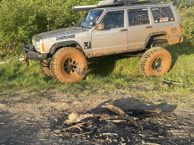 2000 Jeep Cherokee Sport Mickey Thompson Baja Legend MTZ 37/12.50R17 (8682)