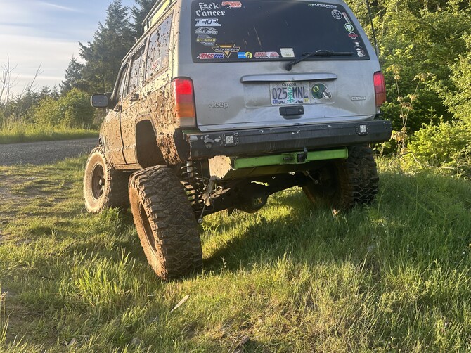 2000 Jeep Cherokee Sport Mickey Thompson Baja Legend MTZ 37/12.50R17 (8683)