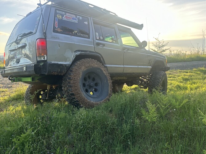 2000 Jeep Cherokee Sport Mickey Thompson Baja Legend MTZ 37/12.50R17 (8684)