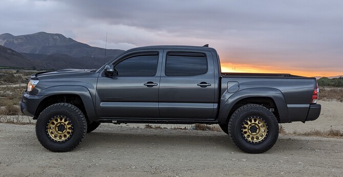 2015 Toyota Tacoma 2wd Prerunner Double Cab Mickey Thompson Baja Boss A/T 285/70R17 (8015)