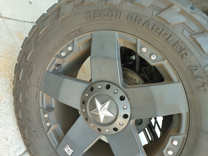 2009 Hummer H2 Base Model Nitto Recon Grappler A/T 37/13.50R22 (8810)