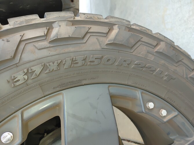 2009 Hummer H2 Base Model Nitto Recon Grappler A/T 37/13.50R22 (8811)